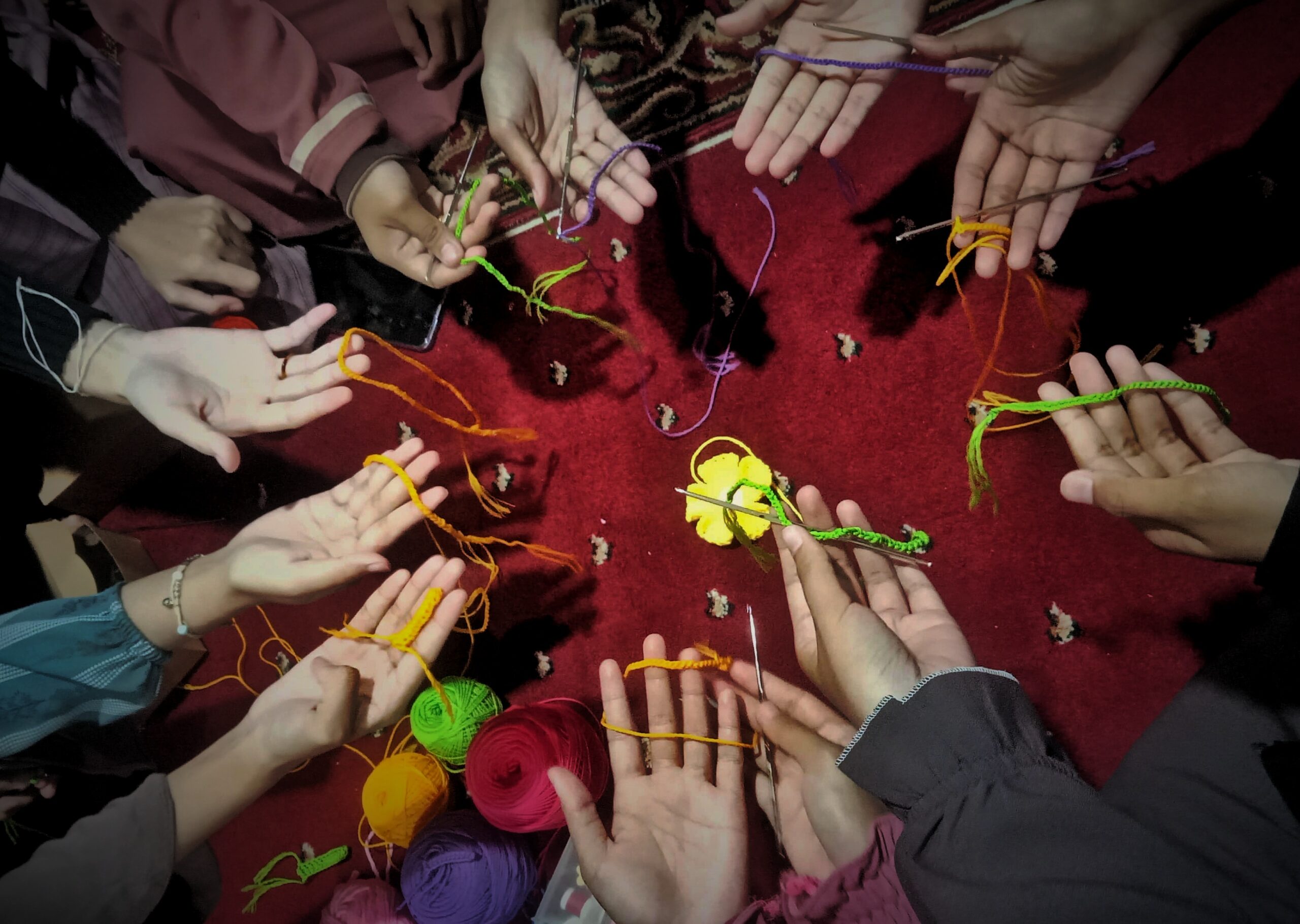 Mengaji dan berkarya: Himung Mengaji Asah Keterampilan Merajut Pemudi