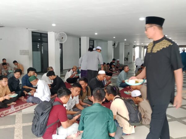 Sudah Berjalan Setahun, Program Jumat Berkah Masjid Hj Nuriyah Banjarbaru Sediakan Puluhan Porsi Makanan Gratis