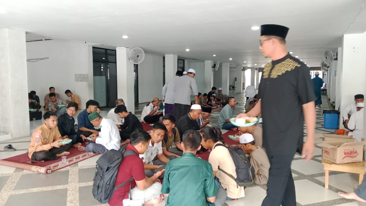 Sudah Berjalan Setahun, Program Jumat Berkah Masjid Hj Nuriyah Banjarbaru Sediakan Puluhan Porsi Makanan Gratis